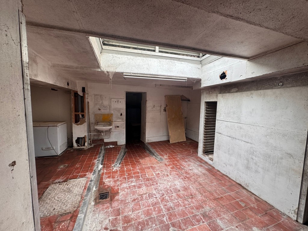 Lot: 140 - FREEHOLD COMMERCIAL BUILDING WITH PLANNING FOR REDEVELOPMENT - Ground floor former prep area